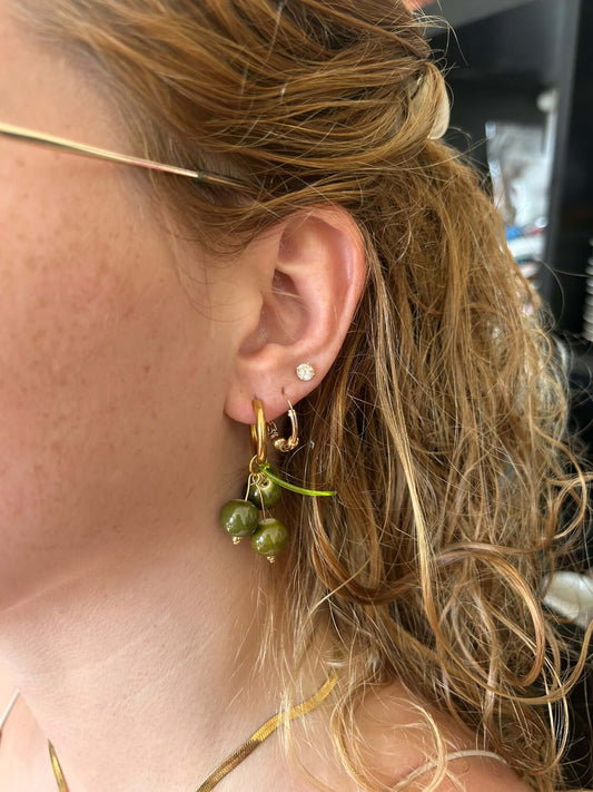 Un bijou vitaminé signé Mieleonor. Boucles ma petite olive - acier inoxydable - Création unique, une piÚce éclatante en acier inoxydable inspirée de vos journées et du plaisir de briller.