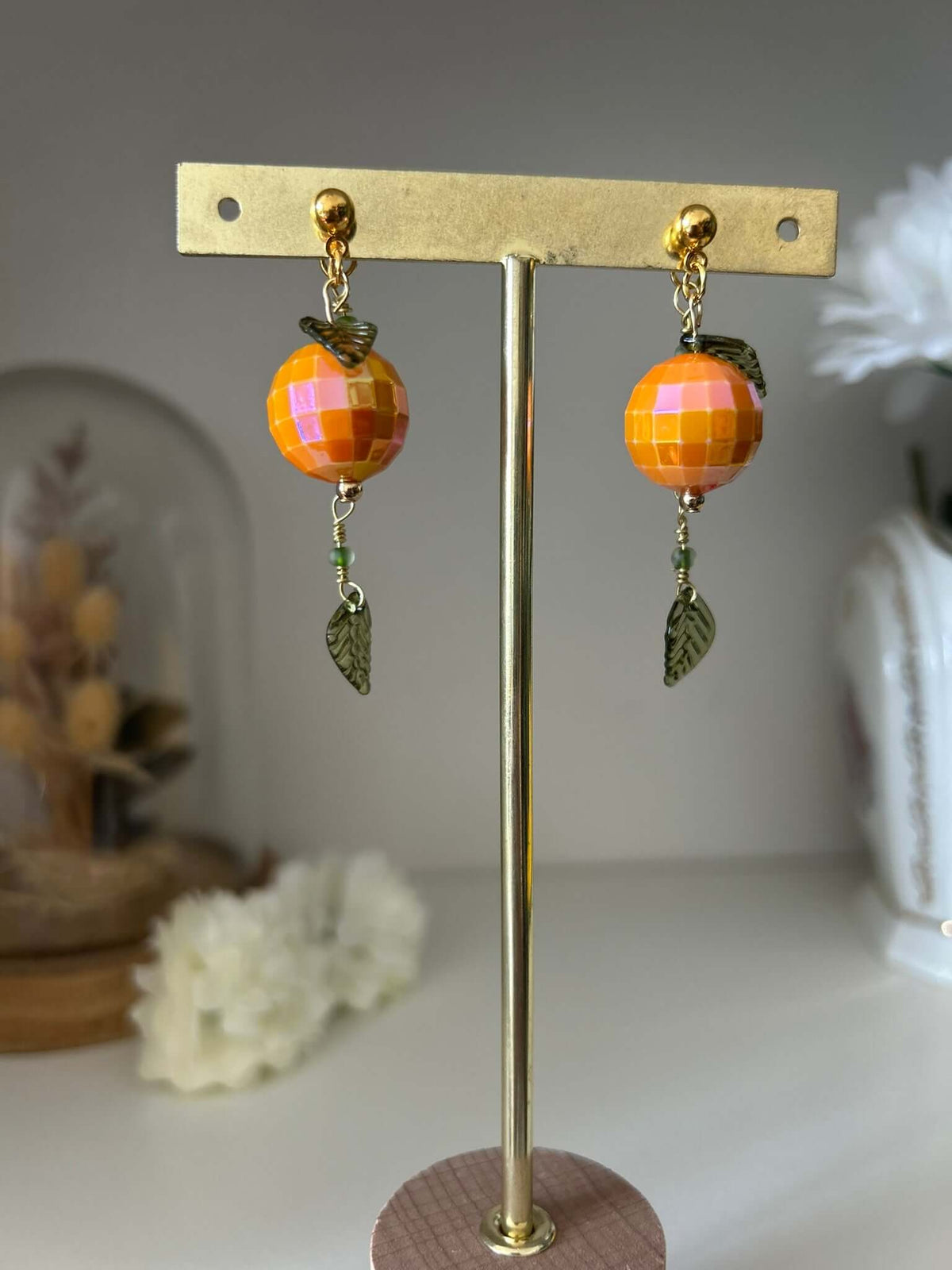 Un bijou vitaminé signé Mieleonor. Boucles disco orange - acier inoxydable, une pièce éclatante en acier inoxydable inspirée de vos journées et du plaisir de briller.