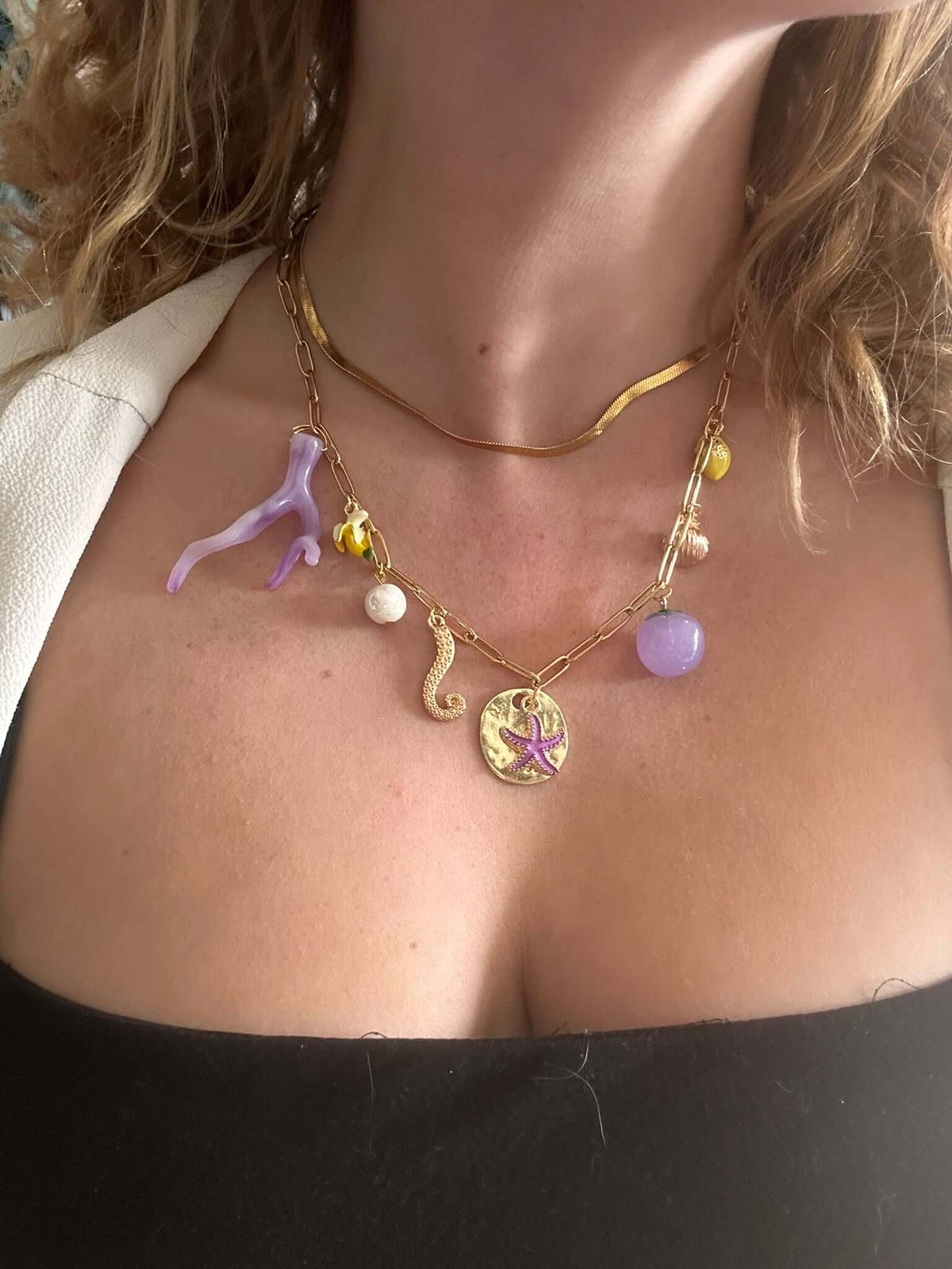Un bijou vitaminé signé Mieleonor. Collier Week-end aux Maldives - Breloques et acier inoxydable, une pièce éclatante en acier inoxydable inspirée de vos journées et du plaisir de briller.