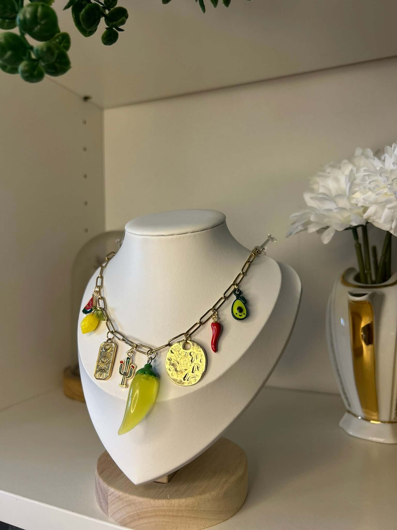 Un bijou vitaminé signé Mieleonor. Collier Week end à Mexico - Breloque fruitées - acier inoxydable, une pièce éclatante en acier inoxydable inspirée de vos journées et du plaisir de briller.