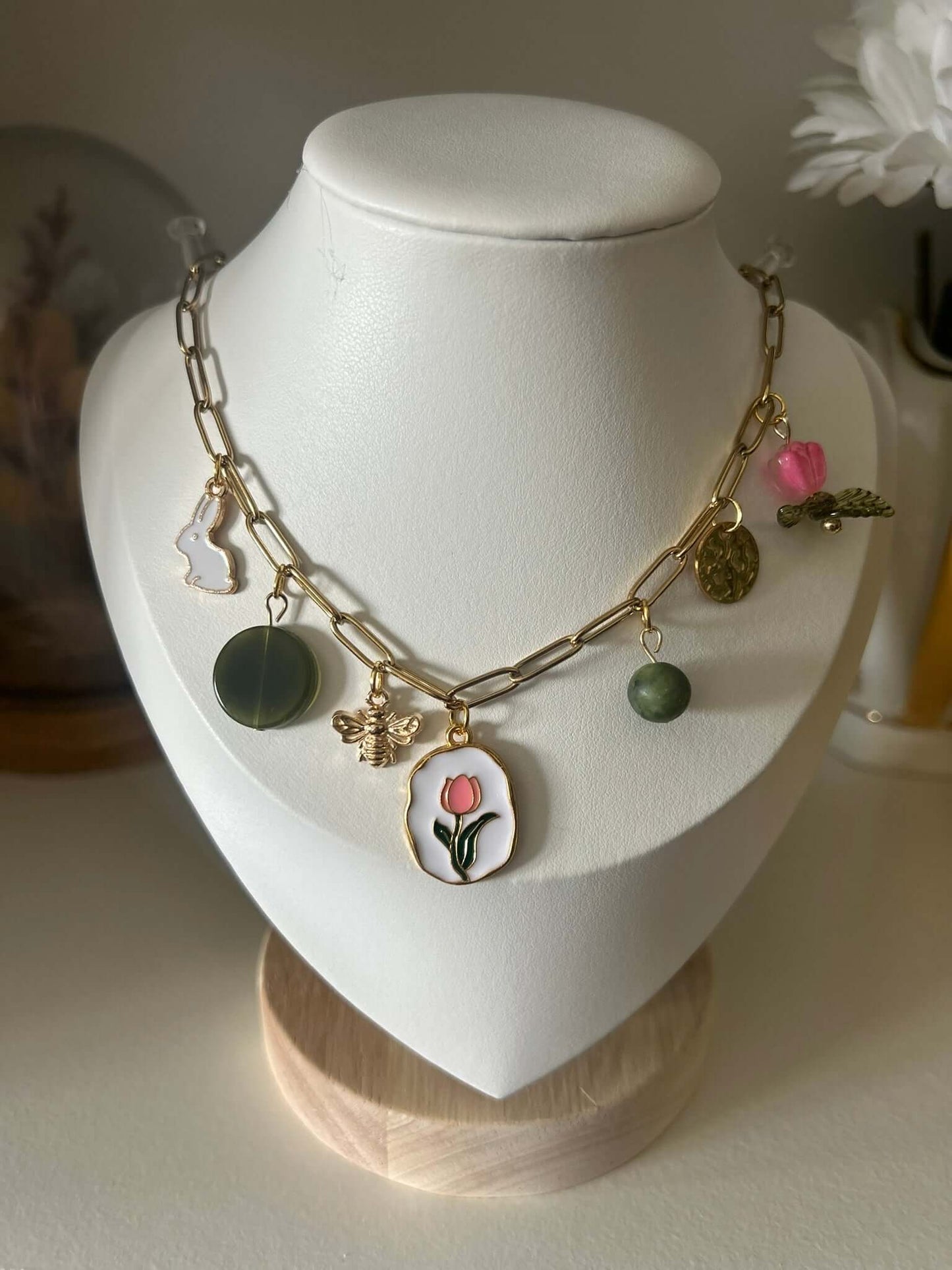 Un bijou vitaminé signé Mieleonor. Collier Week end à Glasgow, une pièce éclatante en acier inoxydable inspirée de vos journées et du plaisir de briller.