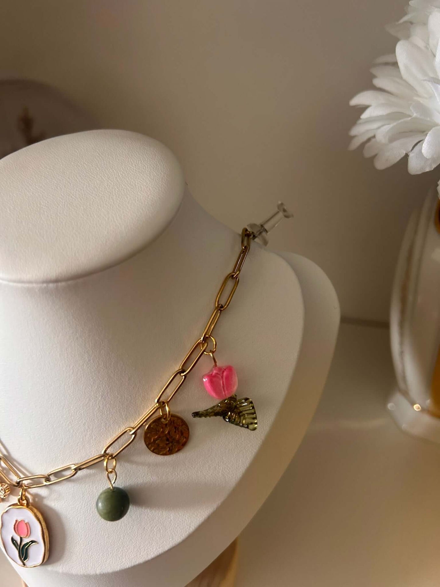 Un bijou vitaminé signé Mieleonor. Collier Week end à Glasgow, une pièce éclatante en acier inoxydable inspirée de vos journées et du plaisir de briller.