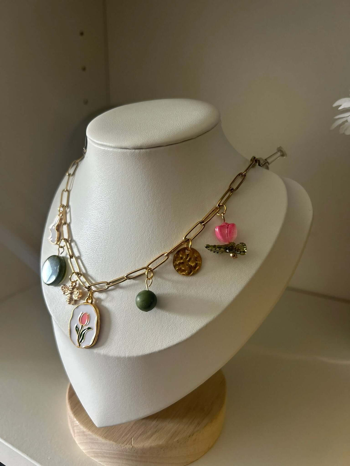 Un bijou vitaminé signé Mieleonor. Collier Week end à Glasgow, une pièce éclatante en acier inoxydable inspirée de vos journées et du plaisir de briller.