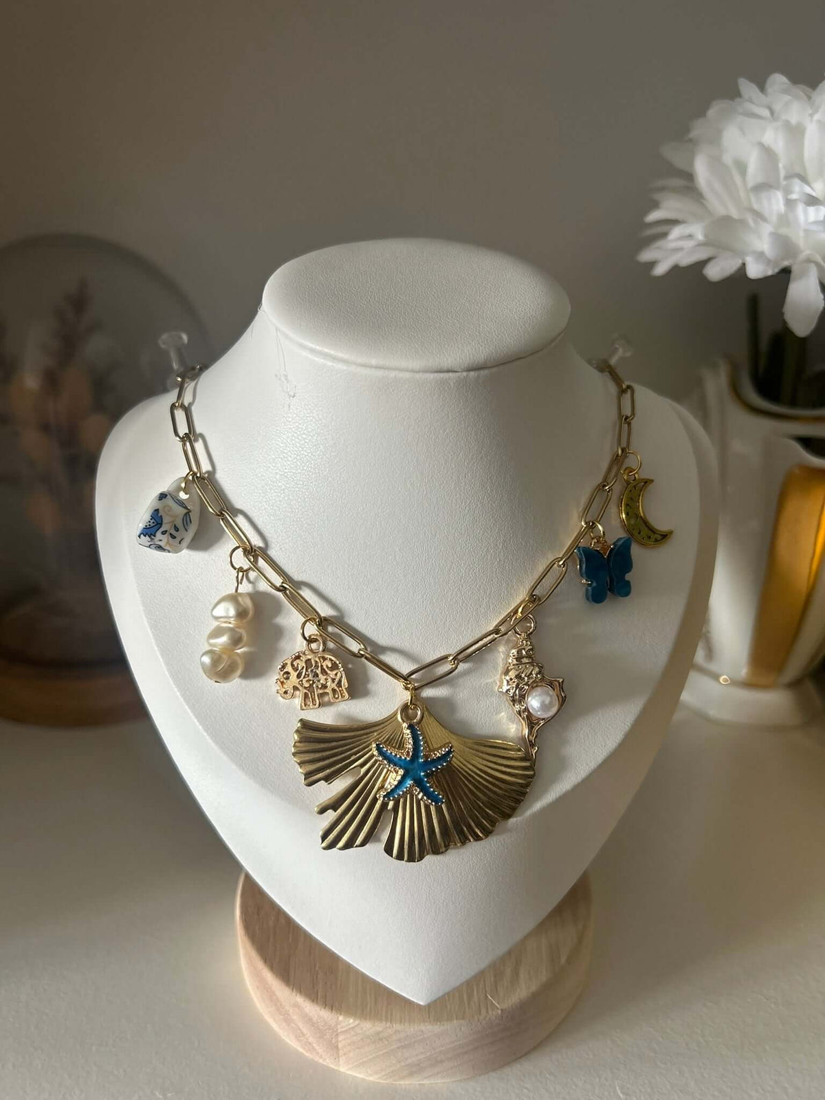 Un bijou vitaminé signé Mieleonor. Collier Week end a Koh tao, une pièce éclatante en acier inoxydable inspirée de vos journées et du plaisir de briller.