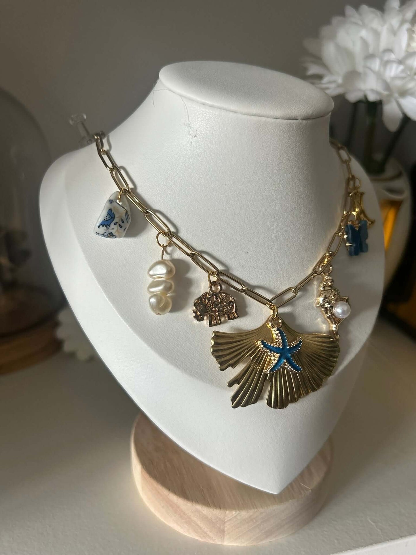 Un bijou vitaminé signé Mieleonor. Collier Week end a Koh tao, une pièce éclatante en acier inoxydable inspirée de vos journées et du plaisir de briller.