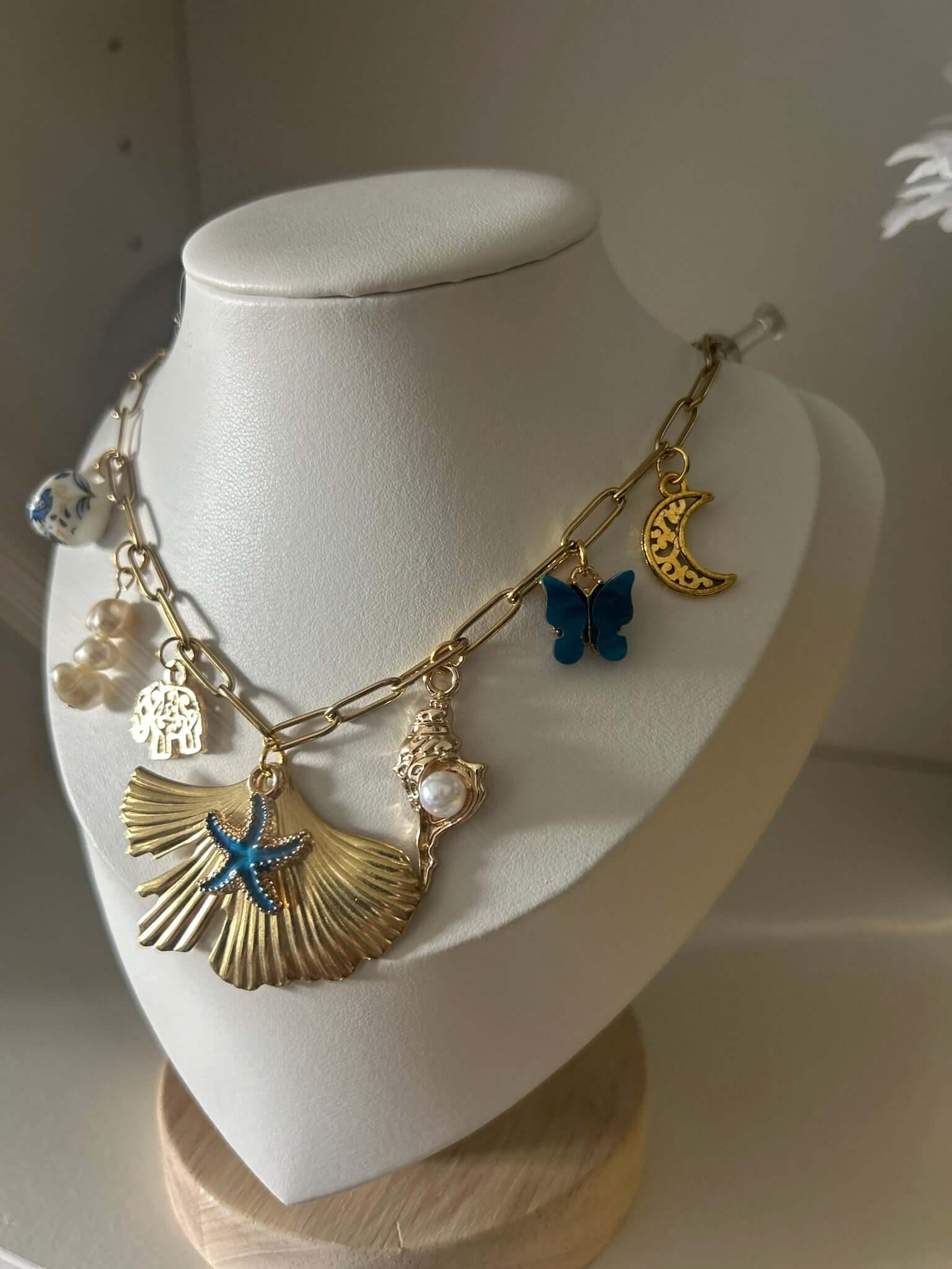 Un bijou vitaminé signé Mieleonor. Collier Week end a Koh tao, une pièce éclatante en acier inoxydable inspirée de vos journées et du plaisir de briller.