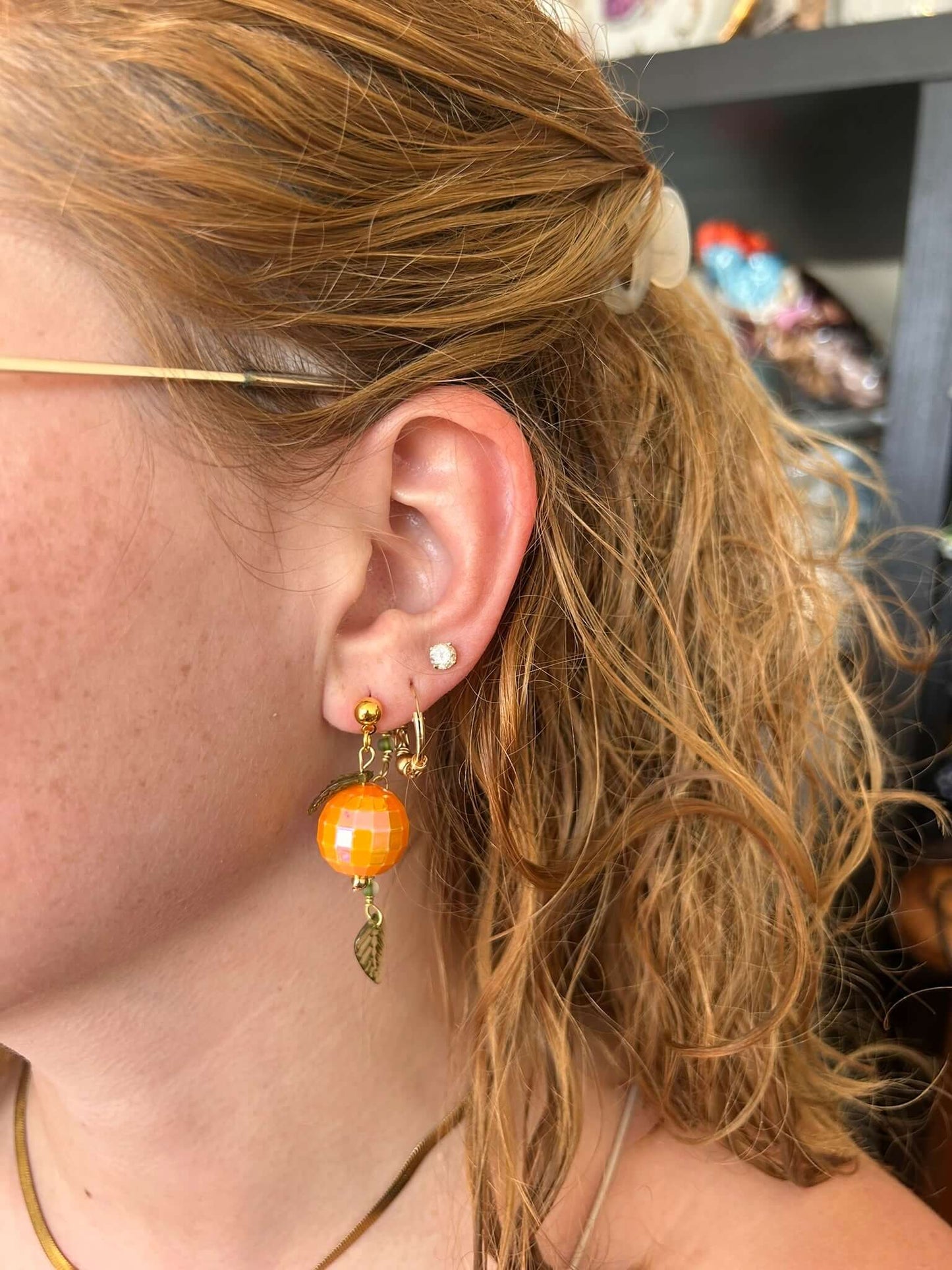 Un bijou vitaminé signé Mieleonor. Boucles disco orange - acier inoxydable, une pièce éclatante en acier inoxydable inspirée de vos journées et du plaisir de briller.