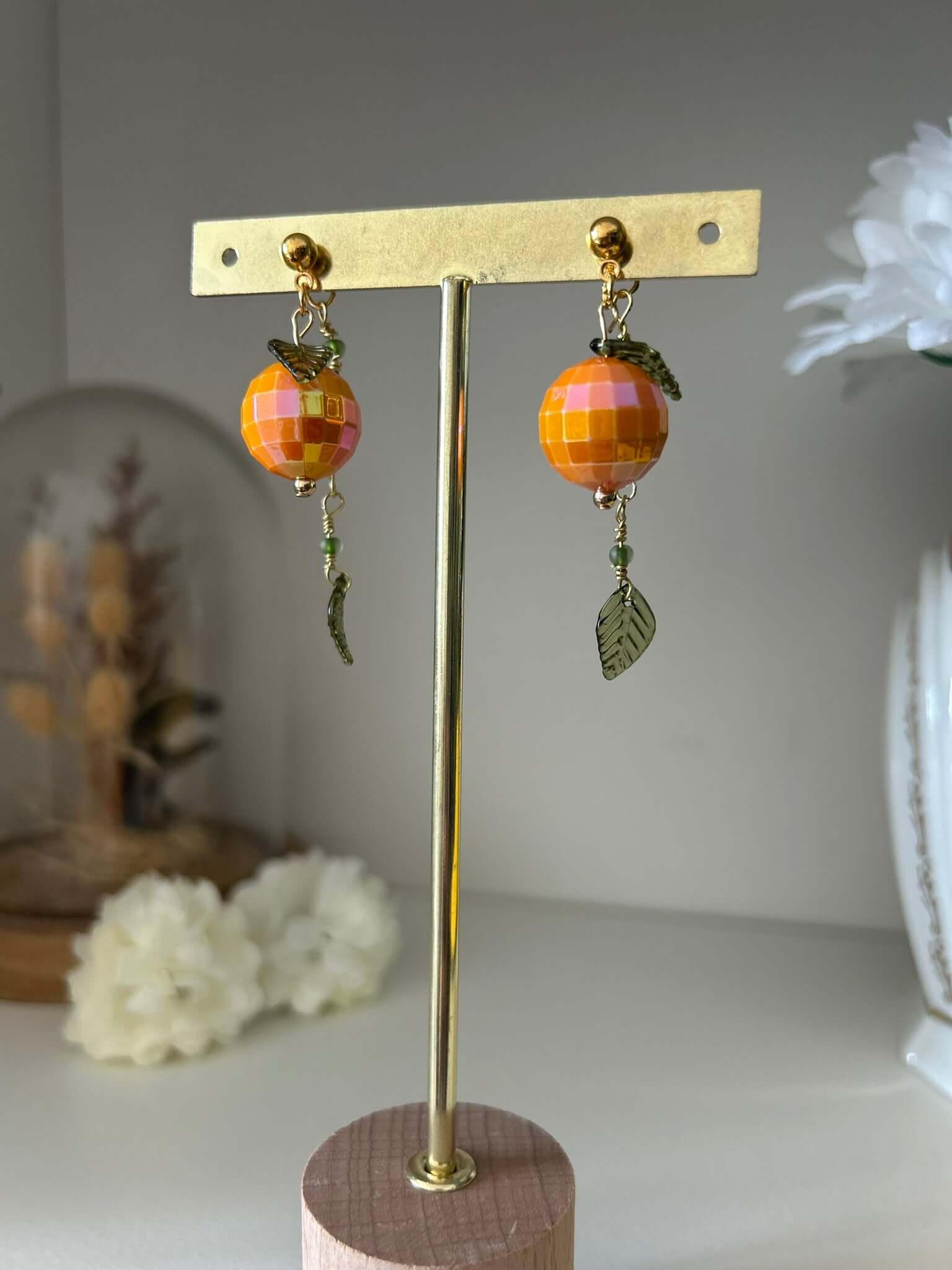 Un bijou vitaminé signé Mieleonor. Boucles disco orange - acier inoxydable, une pièce éclatante en acier inoxydable inspirée de vos journées et du plaisir de briller.