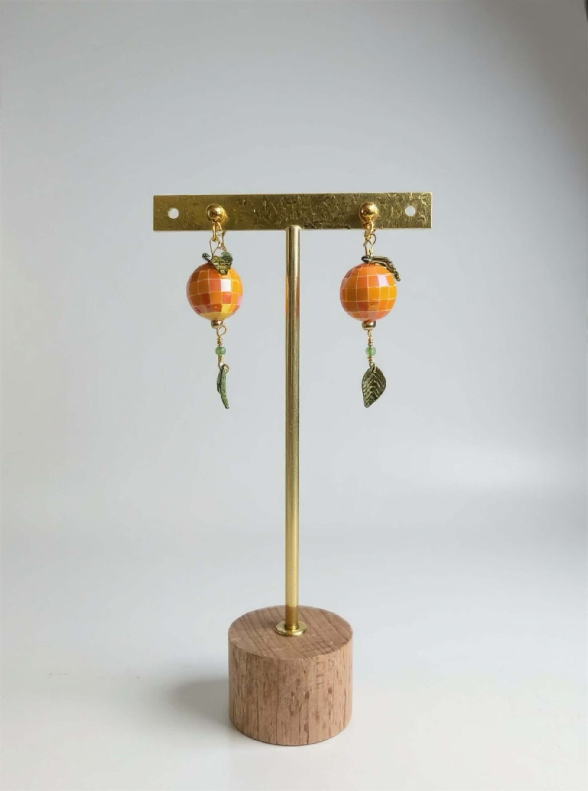 Un bijou vitaminé signé Mieleonor. Boucles disco orange - acier inoxydable, une pièce éclatante en acier inoxydable inspirée de vos journées et du plaisir de briller.