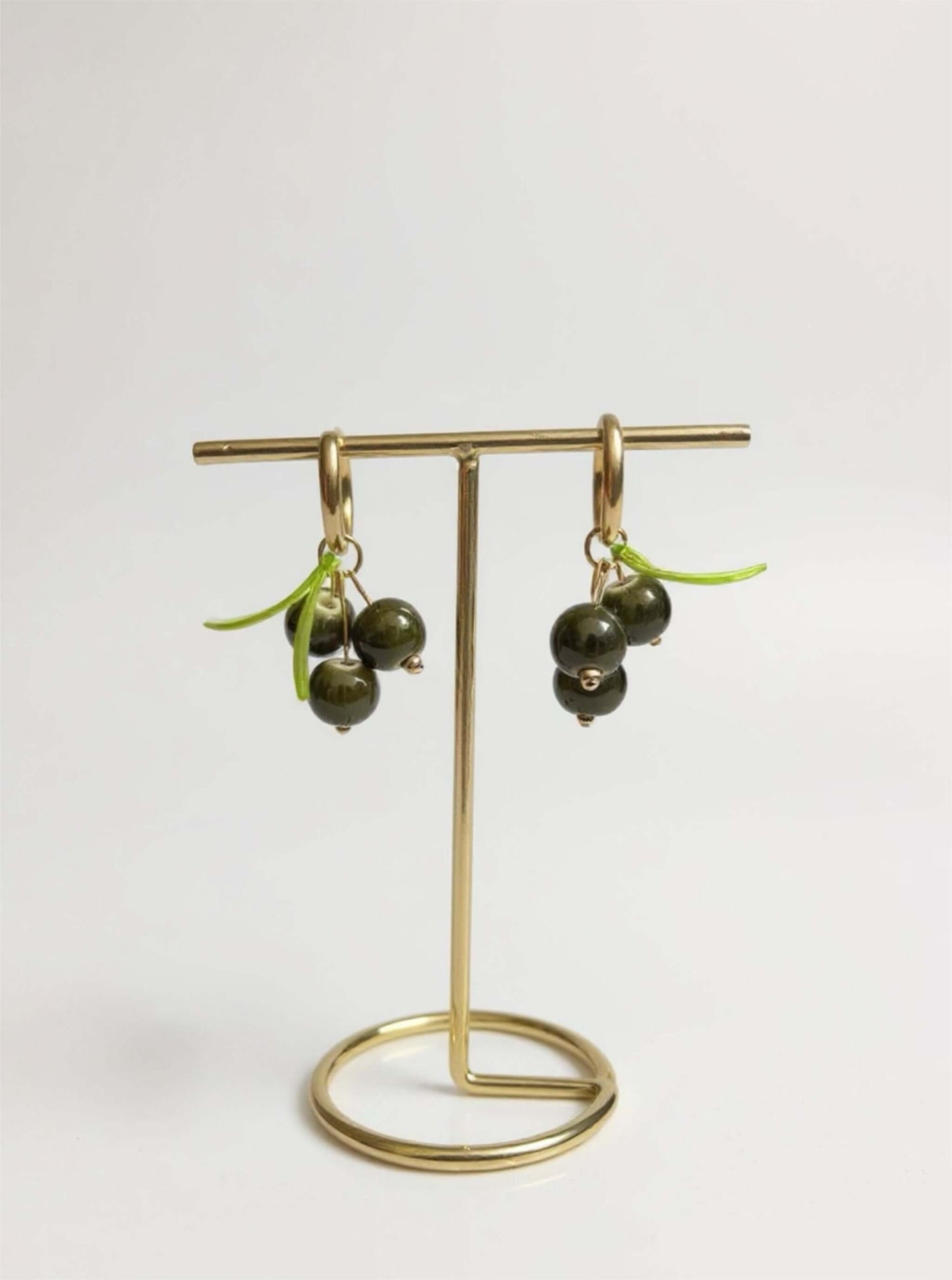 Un bijou vitaminé signé Mieleonor. Boucles ma petite olive - acier inoxydable - Création unique, une pièce éclatante en acier inoxydable inspirée de vos journées et du plaisir de briller.