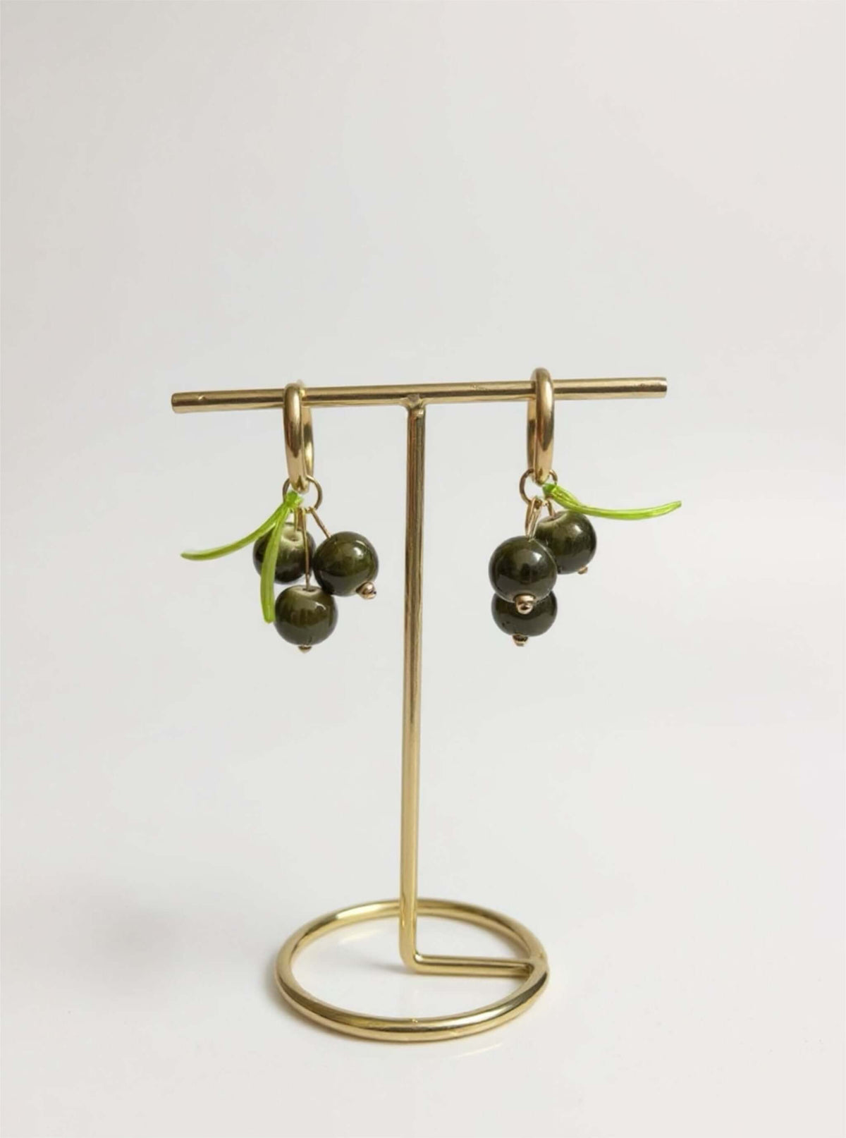 Un bijou vitaminé signé Mieleonor. Boucles ma petite olive - acier inoxydable - Création unique, une pièce éclatante en acier inoxydable inspirée de vos journées et du plaisir de briller.