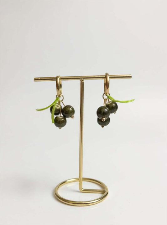 Un bijou vitaminé signé Mieleonor. Boucles ma petite olive - acier inoxydable - Création unique, une pièce éclatante en acier inoxydable inspirée de vos journées et du plaisir de briller.