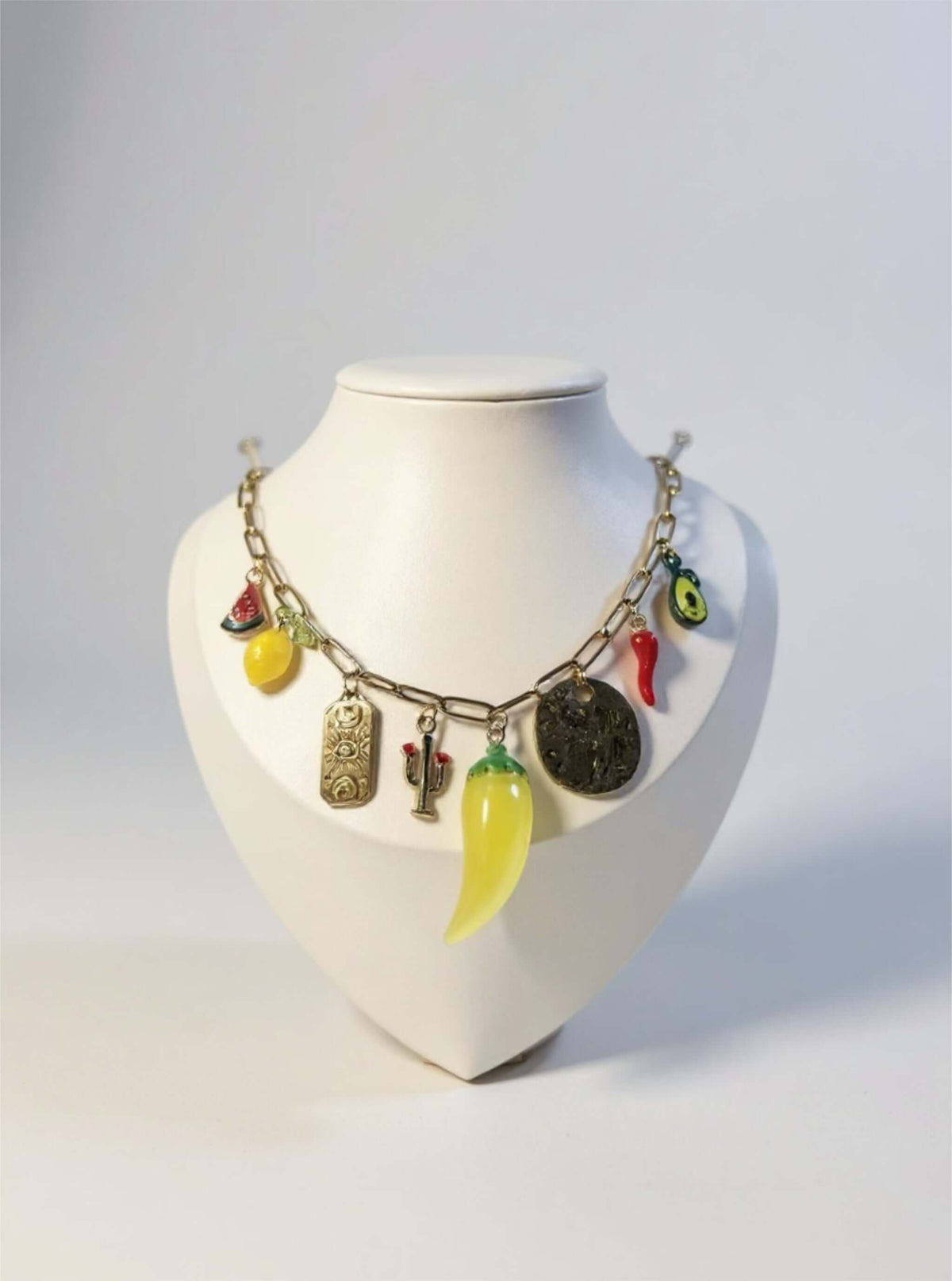 Un bijou vitaminé signé Mieleonor. Collier Week end à Mexico - Breloque fruitées - acier inoxydable, une pièce éclatante en acier inoxydable inspirée de vos journées et du plaisir de briller.