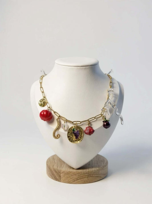 Un bijou vitaminé signé Mieleonor. Collier week end à Athènes - Breloques fruitées - Acier inoxydable, une pièce éclatante en acier inoxydable inspirée de vos journées et du plaisir de briller.
