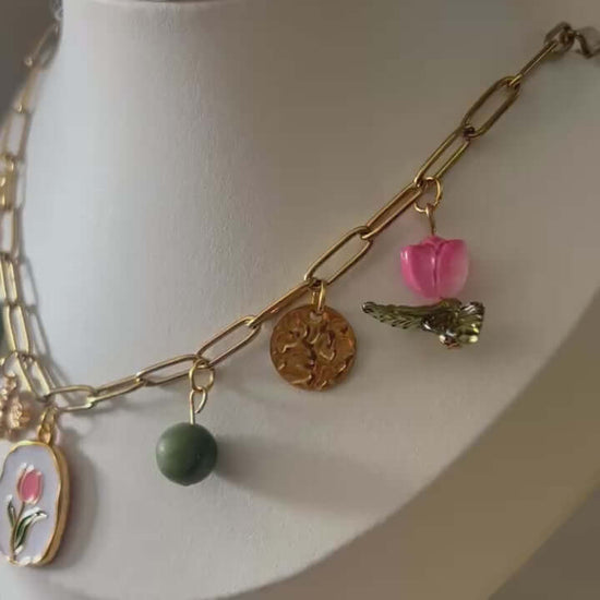 Un bijou vitaminé signé Mieleonor. Collier Week end à Glasgow, une pièce éclatante en acier inoxydable inspirée de vos journées et du plaisir de briller.