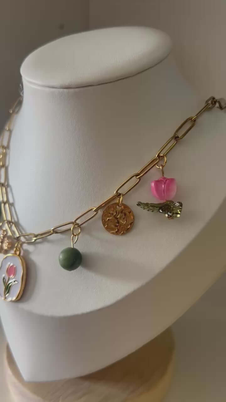 Un bijou vitaminé signé Mieleonor. Collier Week end à Glasgow, une pièce éclatante en acier inoxydable inspirée de vos journées et du plaisir de briller.