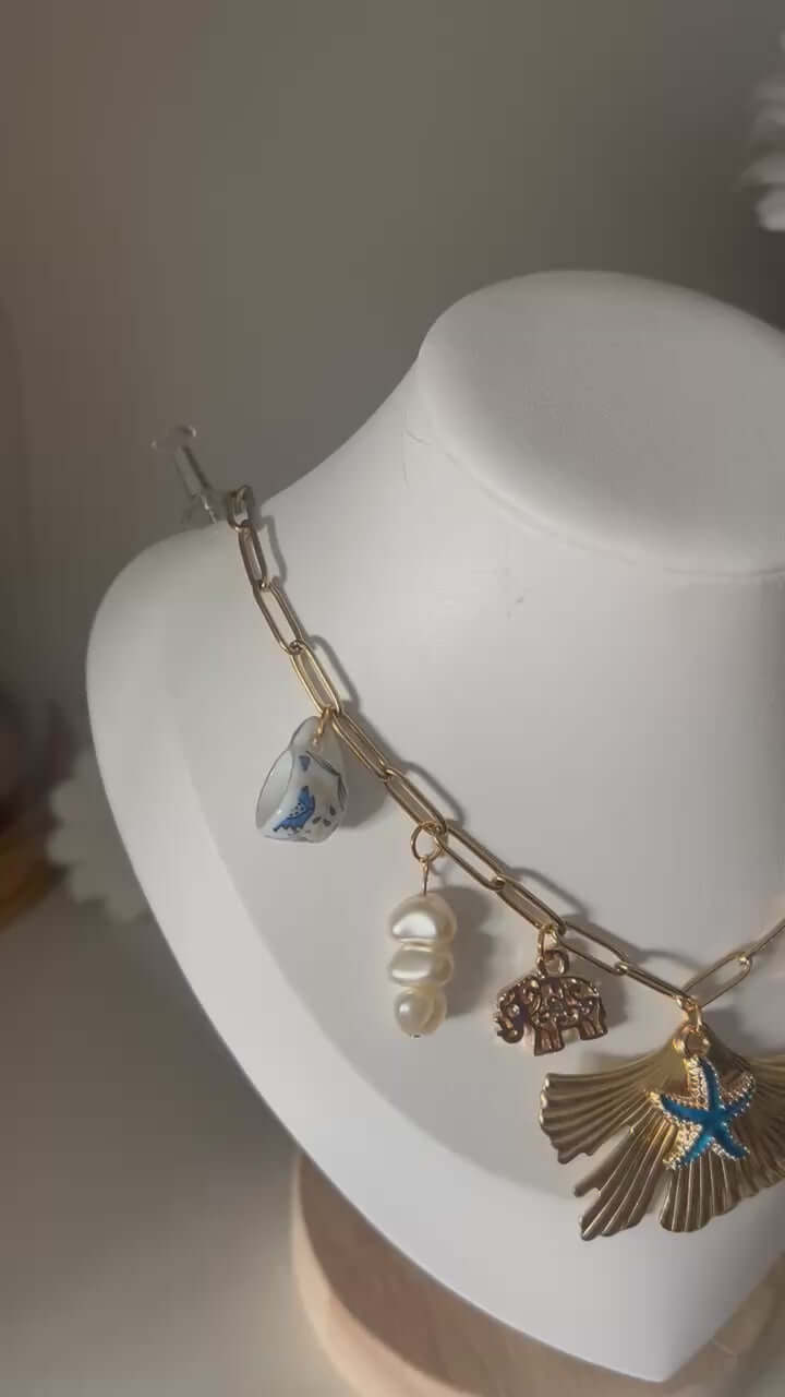 Un bijou vitaminé signé Mieleonor. Collier Week end a Koh tao, une pièce éclatante en acier inoxydable inspirée de vos journées et du plaisir de briller.