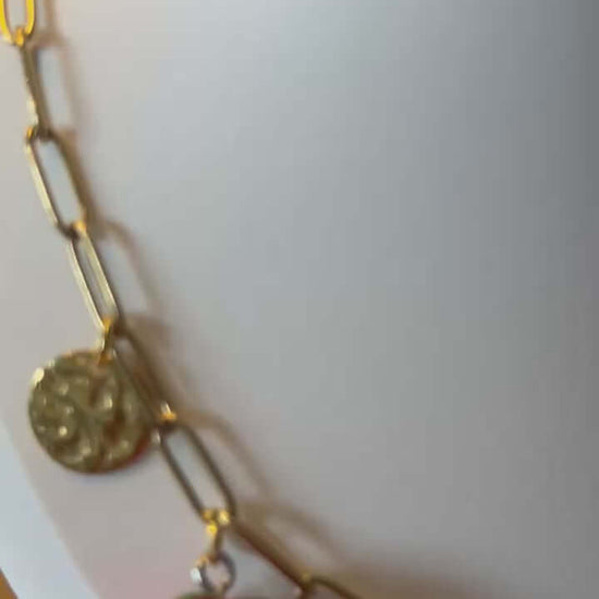 Un bijou vitaminé signé Mieleonor. Collier week end à Athènes - Breloques fruitées - Acier inoxydable, une pièce éclatante en acier inoxydable inspirée de vos journées et du plaisir de briller.
