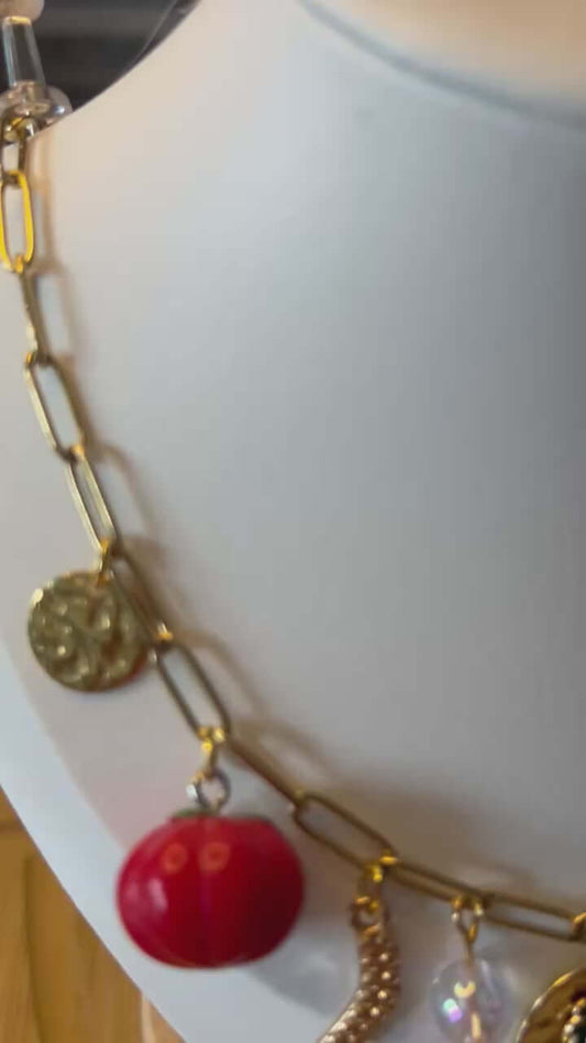 Un bijou vitaminé signé Mieleonor. Collier week end à Athènes - Breloques fruitées - Acier inoxydable, une pièce éclatante en acier inoxydable inspirée de vos journées et du plaisir de briller.