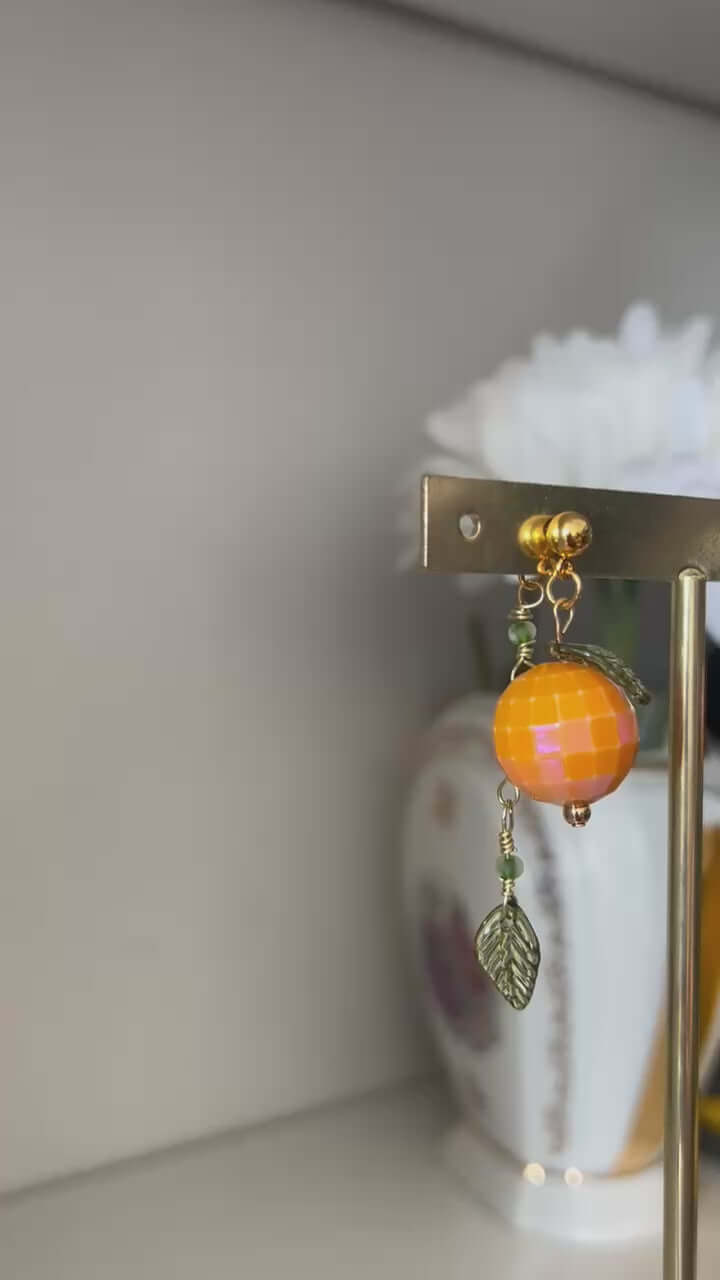 Un bijou vitaminé signé Mieleonor. Boucles disco orange - acier inoxydable, une pièce éclatante en acier inoxydable inspirée de vos journées et du plaisir de briller.