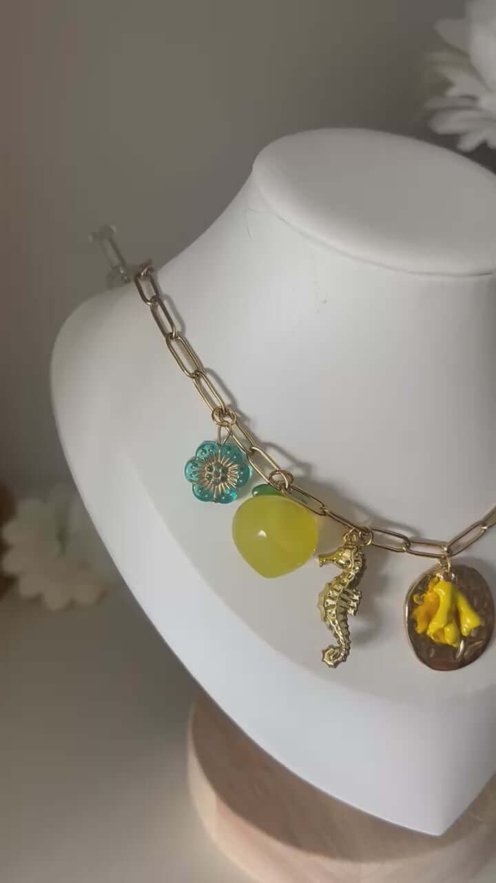 Un bijou vitaminé signé Mieleonor. Week end en Martinique, une pièce éclatante en acier inoxydable inspirée de vos journées et du plaisir de briller.