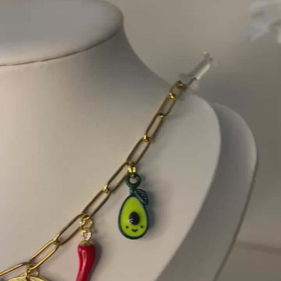 Un bijou vitaminé signé Mieleonor. Collier Week end à Mexico - Breloque fruitées - acier inoxydable, une pièce éclatante en acier inoxydable inspirée de vos journées et du plaisir de briller.