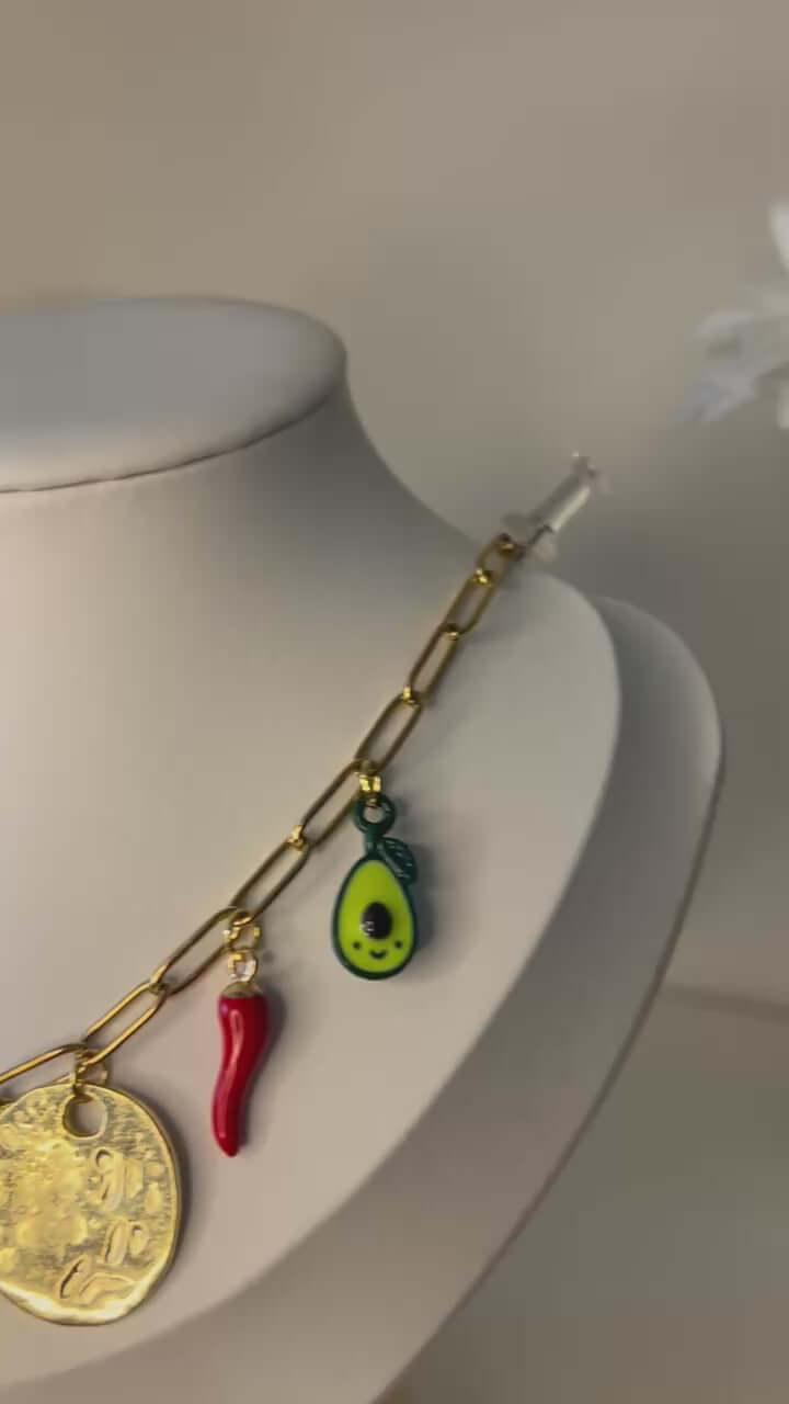 Un bijou vitaminé signé Mieleonor. Collier Week end à Mexico - Breloque fruitées - acier inoxydable, une pièce éclatante en acier inoxydable inspirée de vos journées et du plaisir de briller.