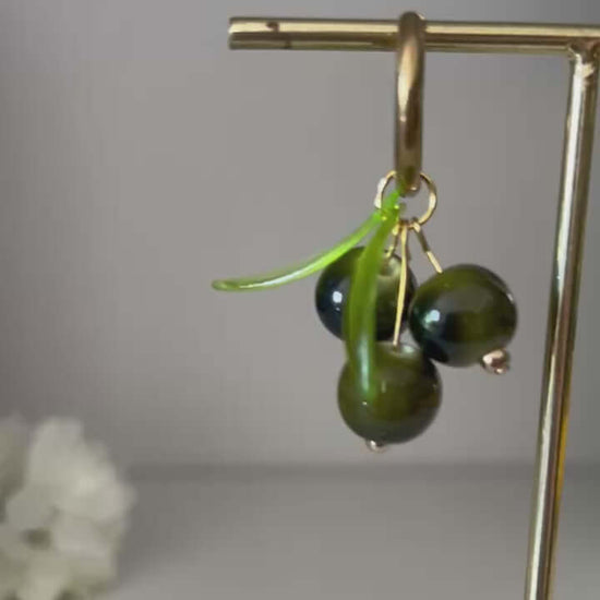 Un bijou vitaminé signé Mieleonor. Boucles ma petite olive - acier inoxydable - Création unique, une pièce éclatante en acier inoxydable inspirée de vos journées et du plaisir de briller.