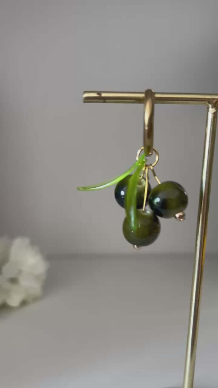 Un bijou vitaminé signé Mieleonor. Boucles ma petite olive - acier inoxydable - Création unique, une pièce éclatante en acier inoxydable inspirée de vos journées et du plaisir de briller.